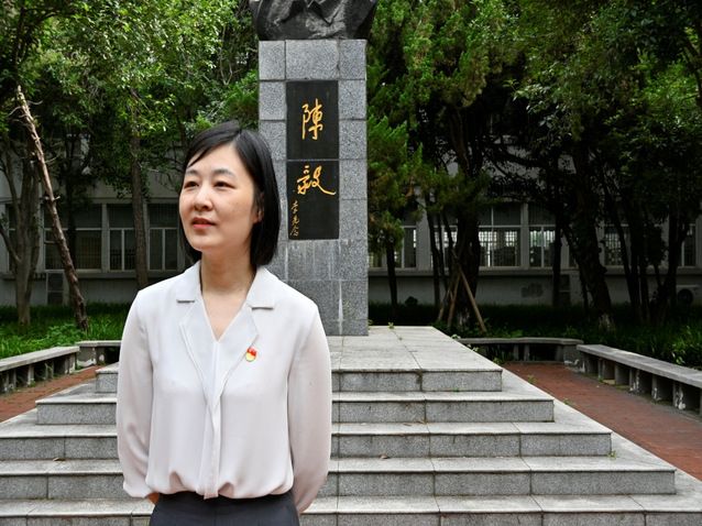 邓杨讲授党课